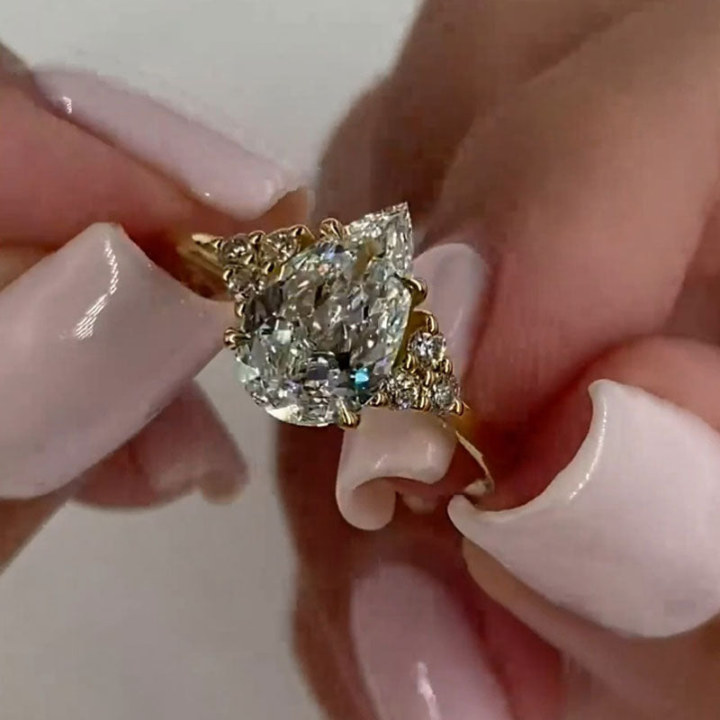 Clarissa – Anello di diamanti con taglio a goccia in oro.