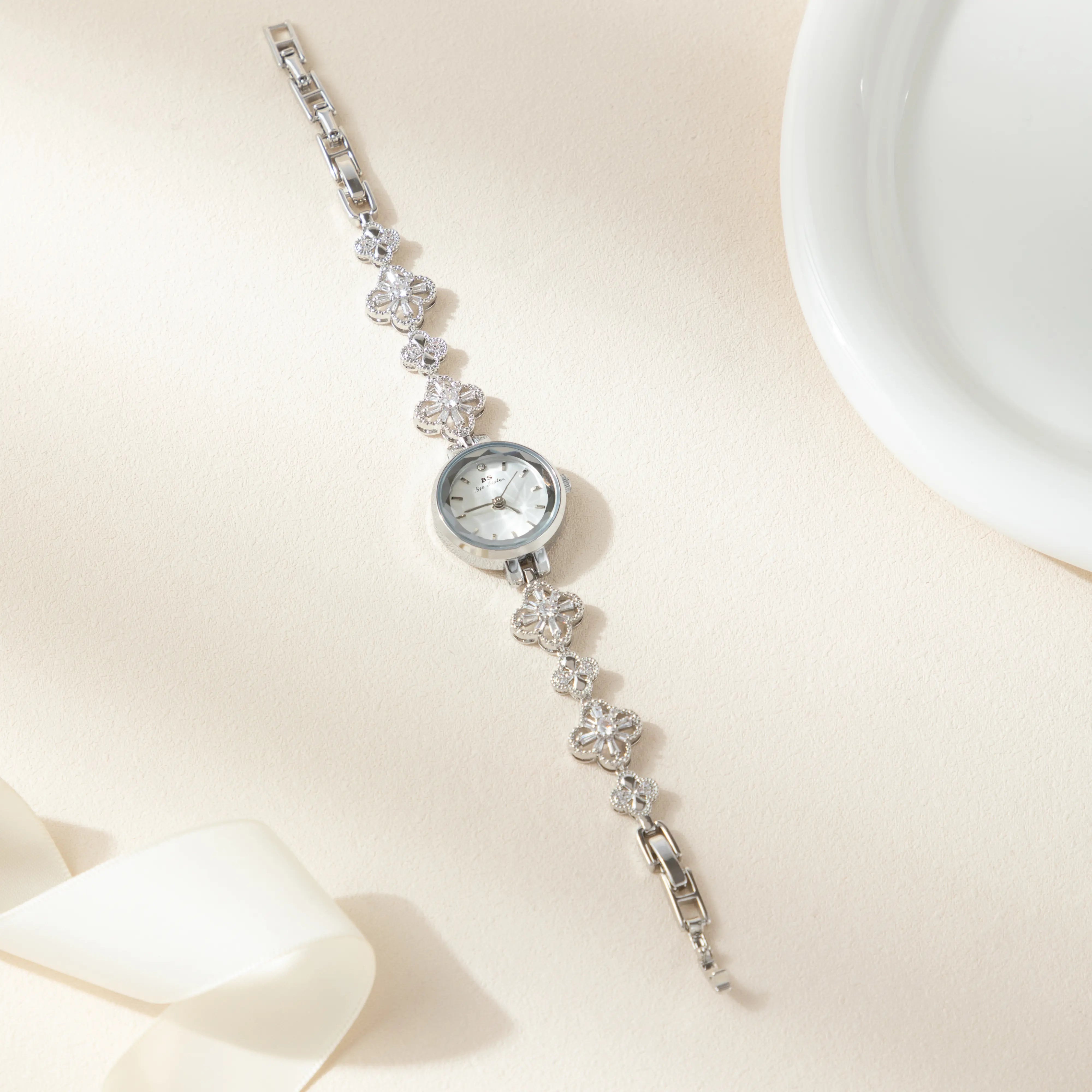 Elina – Orologio in oro con bracciale a fiori.