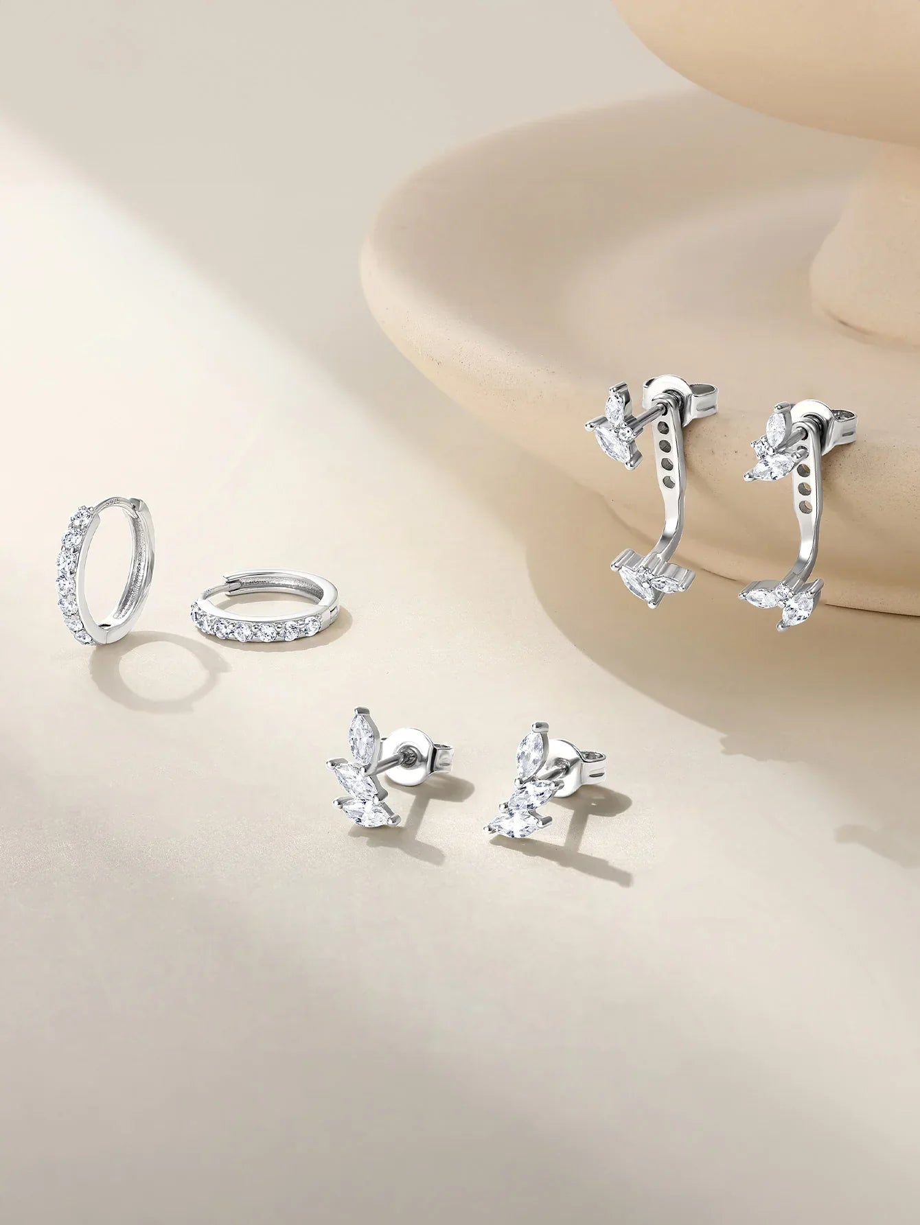 Tereza – Delicati orecchini in oro dalla linea pulita.