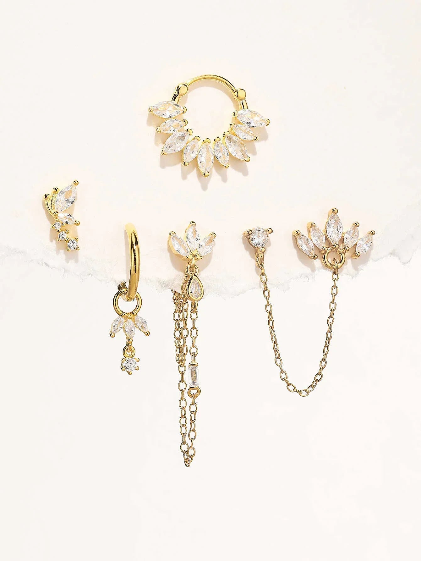 Daniela – Delicati orecchini in oro dalla forma fluida.