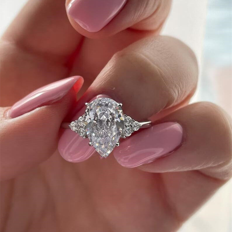 Clarissa – Anello di diamanti con taglio a goccia in oro.