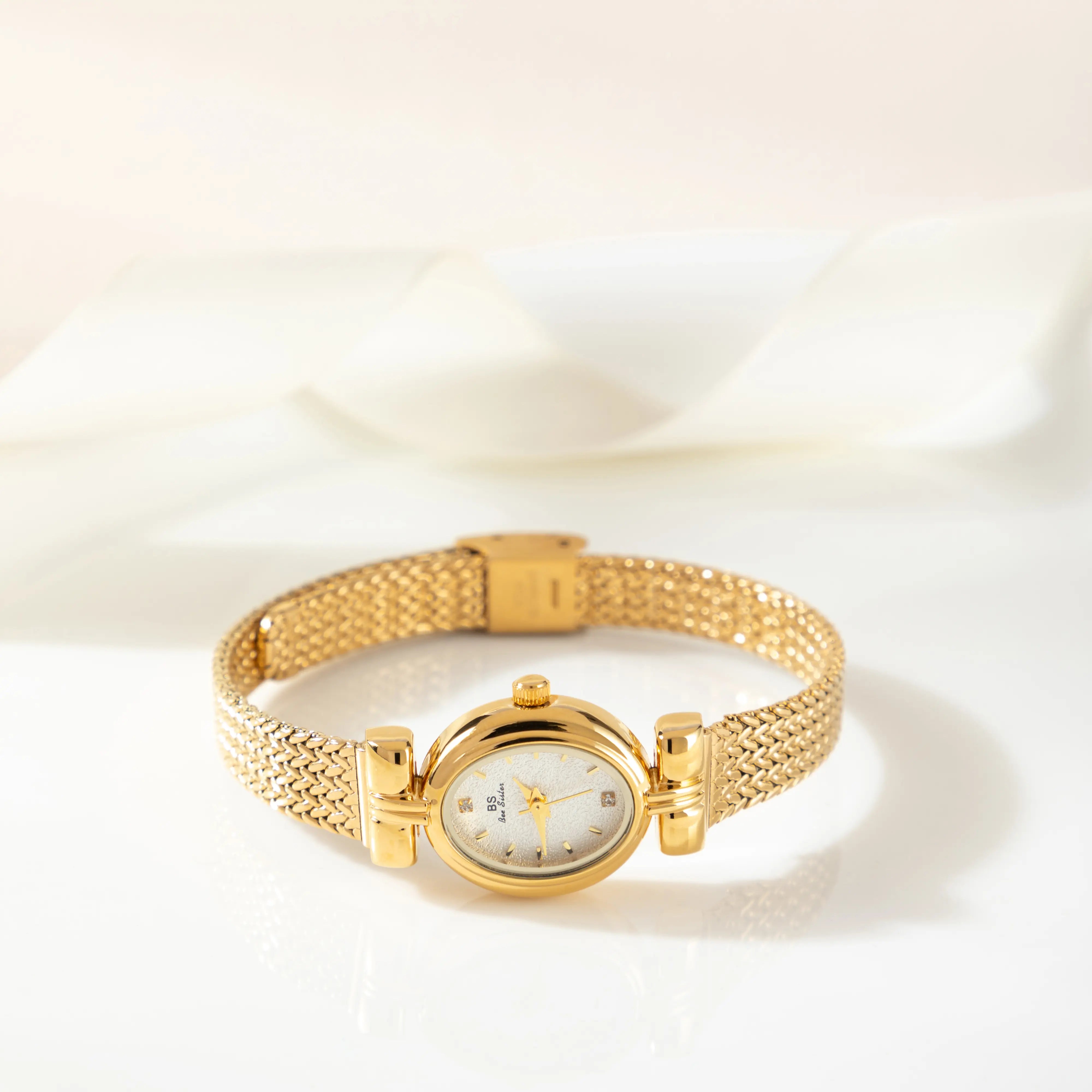 Selina – Orologio in oro con design ovale.