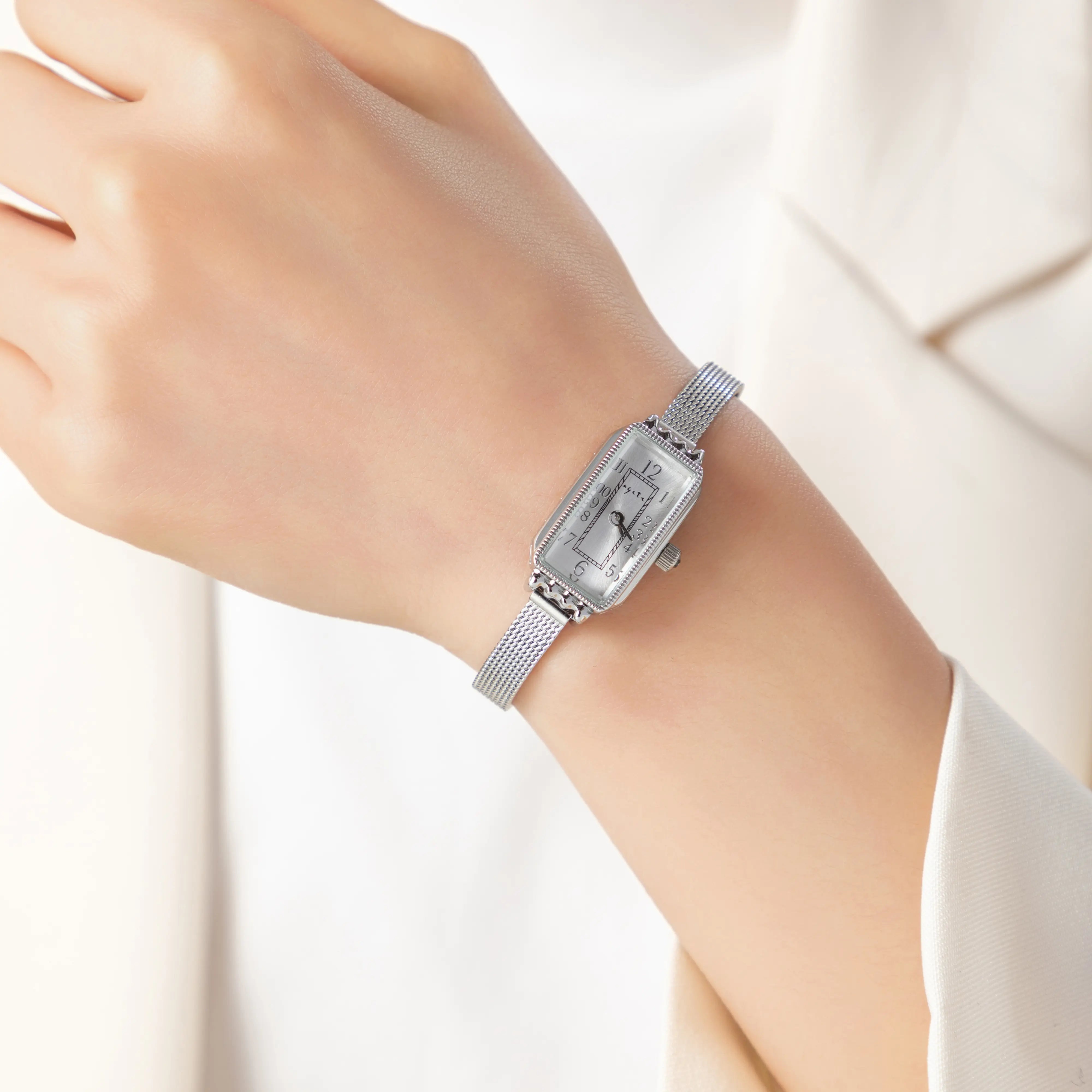 Teresa – Orologio in oro con quadrante rettangolare.