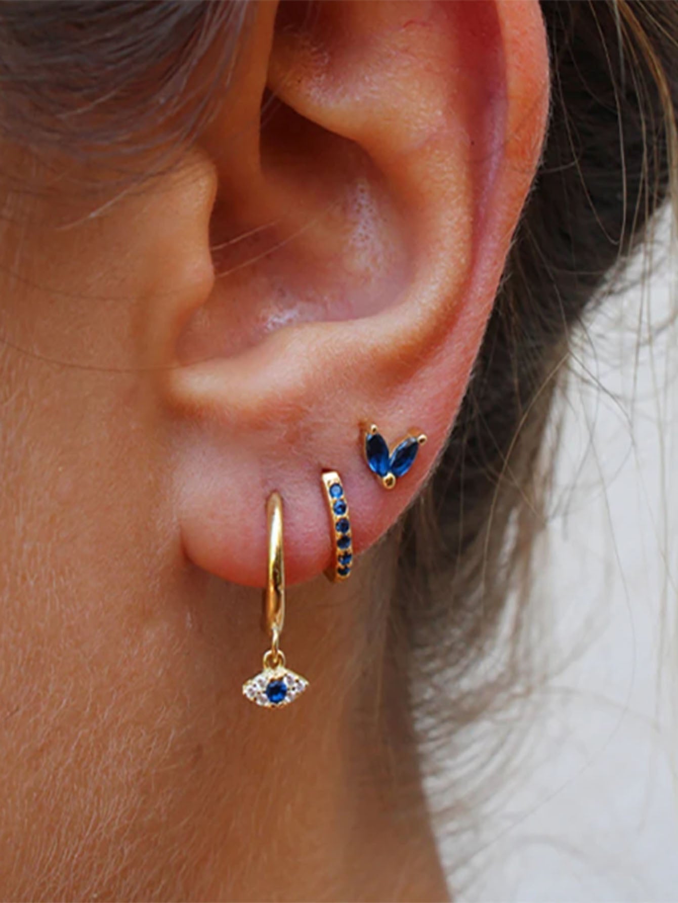 Leandra – Orecchini in oro dalla forma raffinata.