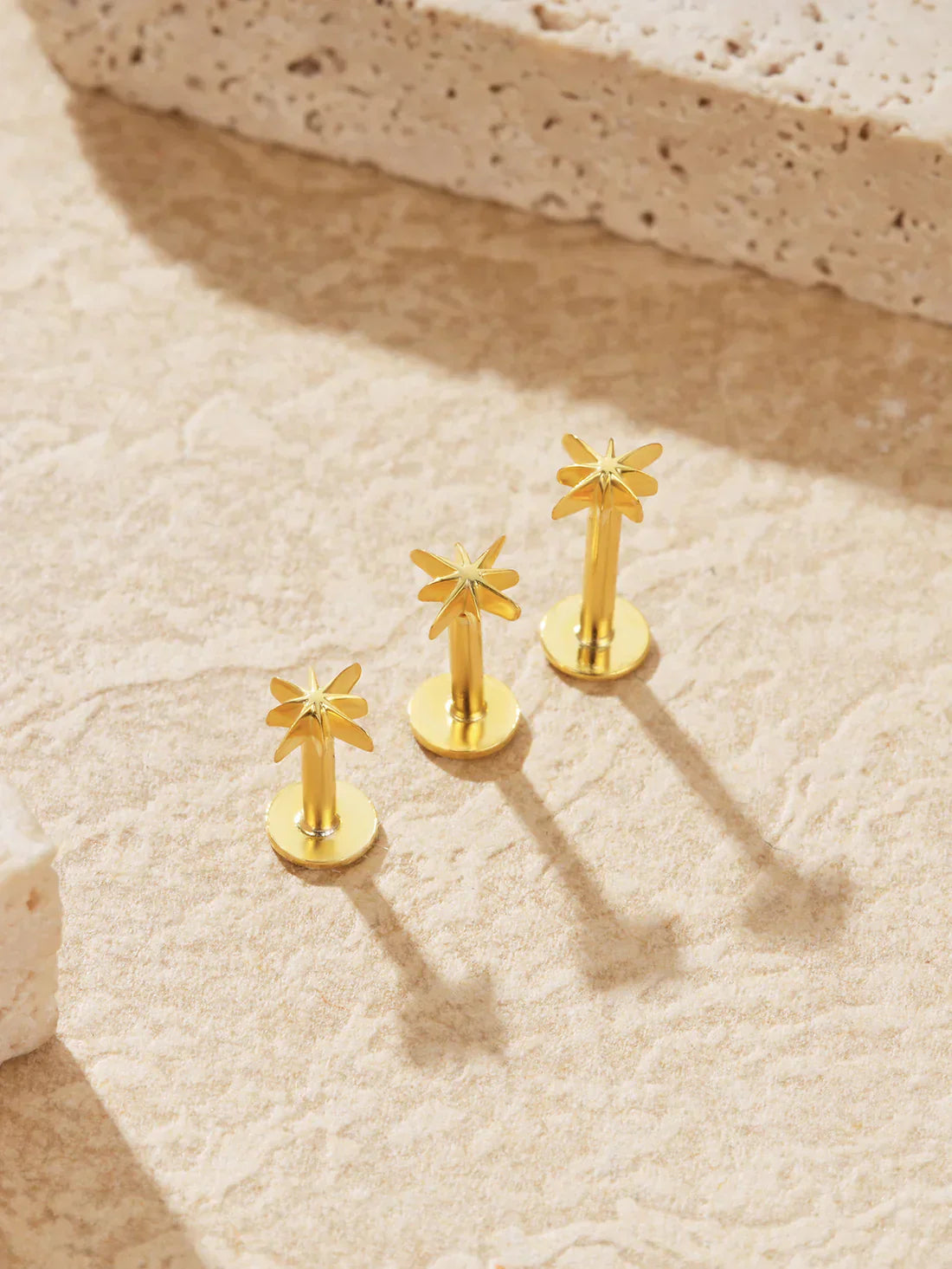 Kateřina – Orecchini in oro dalla curva delicata.