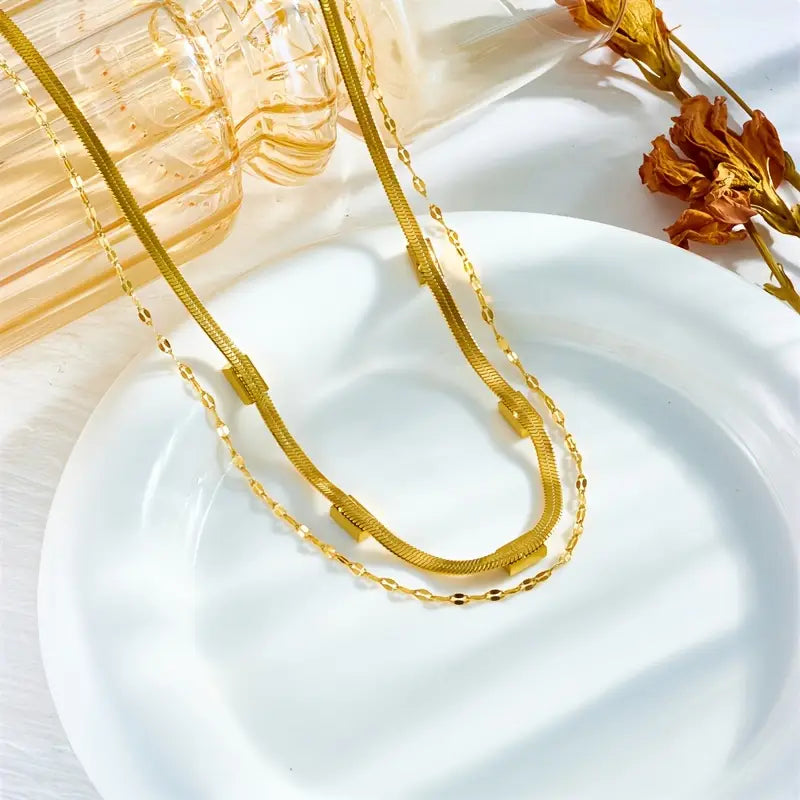 Annelie – Collana con dettagli in smeraldo e oro.