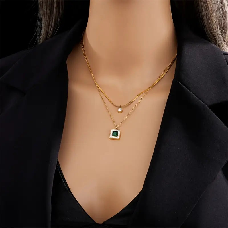 Klára – Collana in oro con pendente di smeraldo.