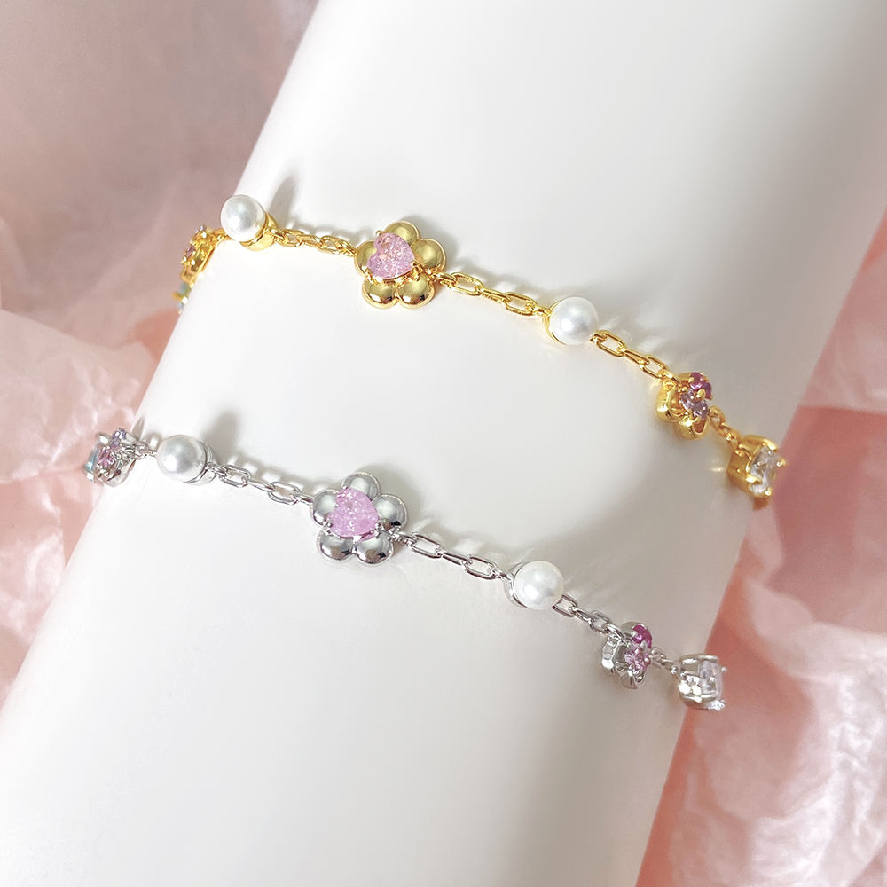 Dorota – Orecchini scultorei in oro con terminali in perle.