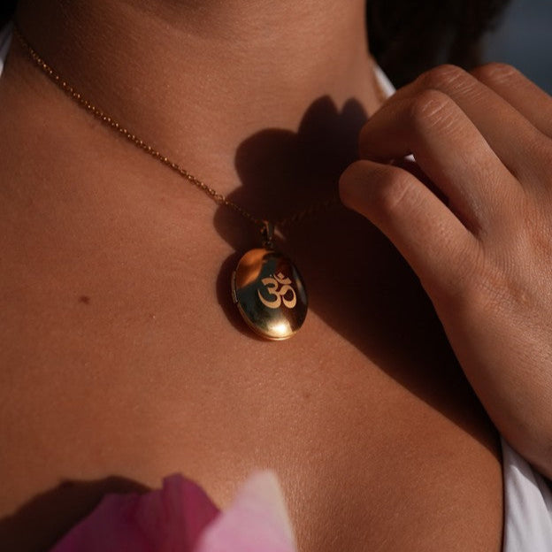 Alena – Collana dorata delicata con accento floreale