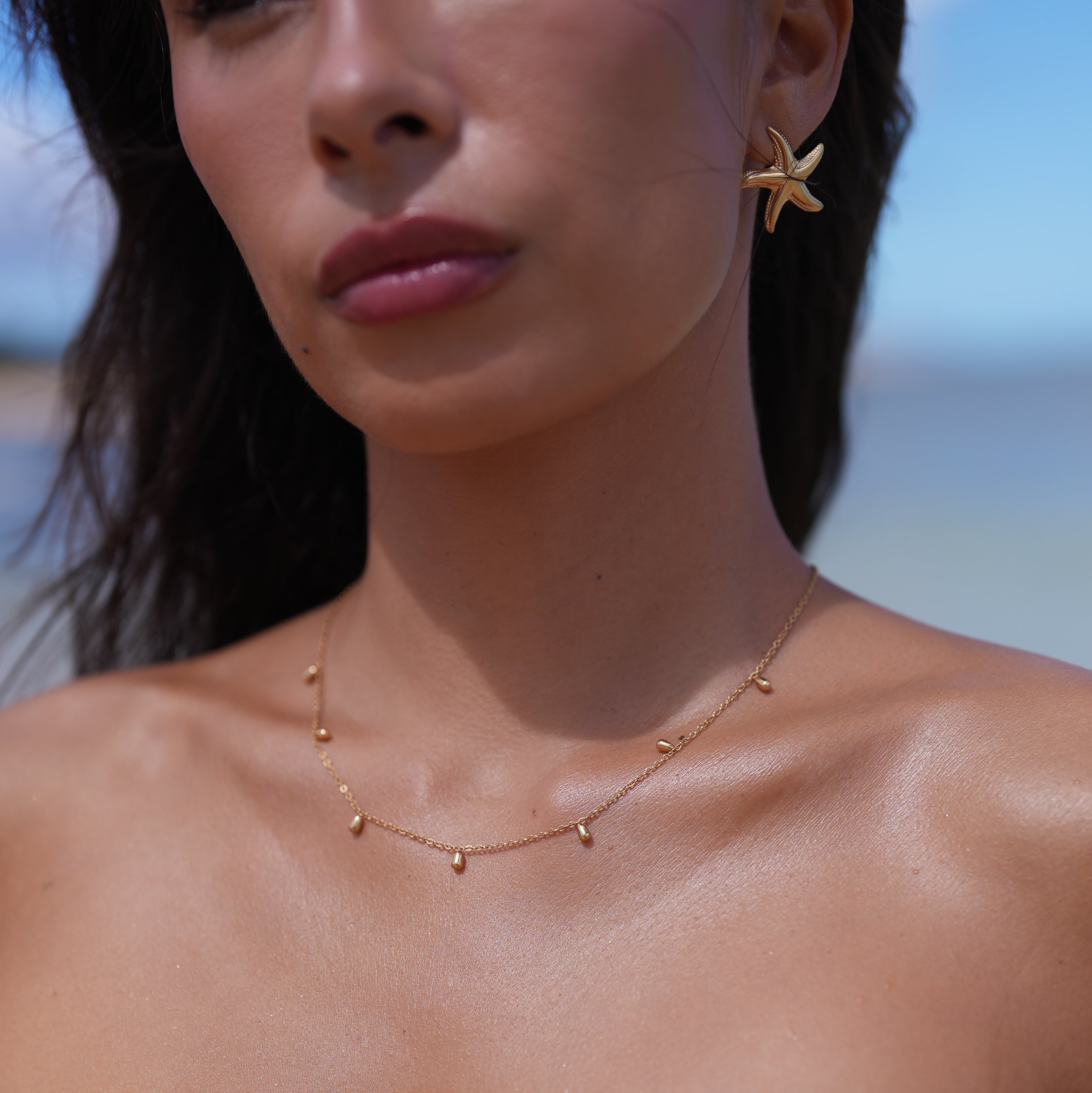 Collana dorata dal design doppio