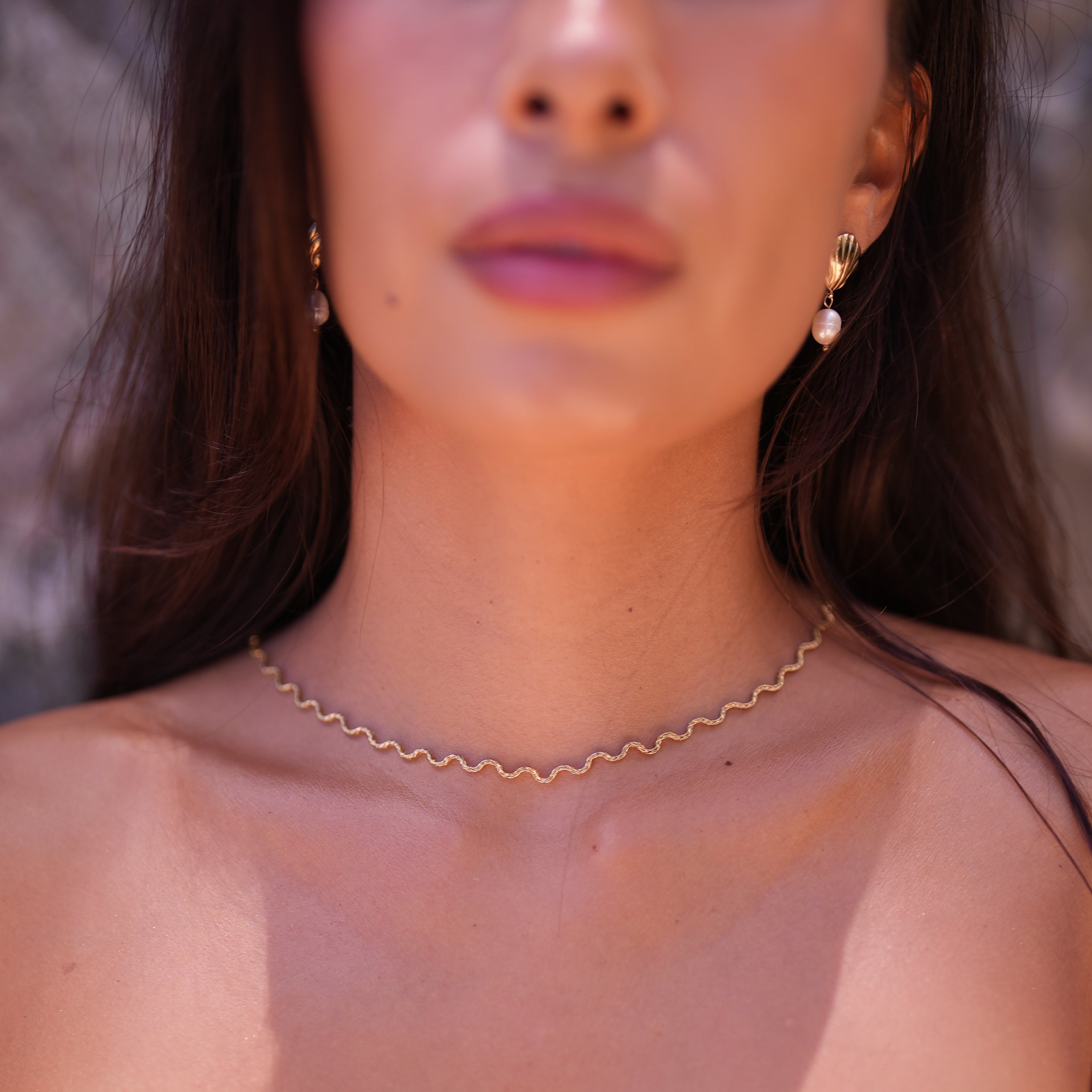 Veronica – Collana dorata con delicato pendente centrale