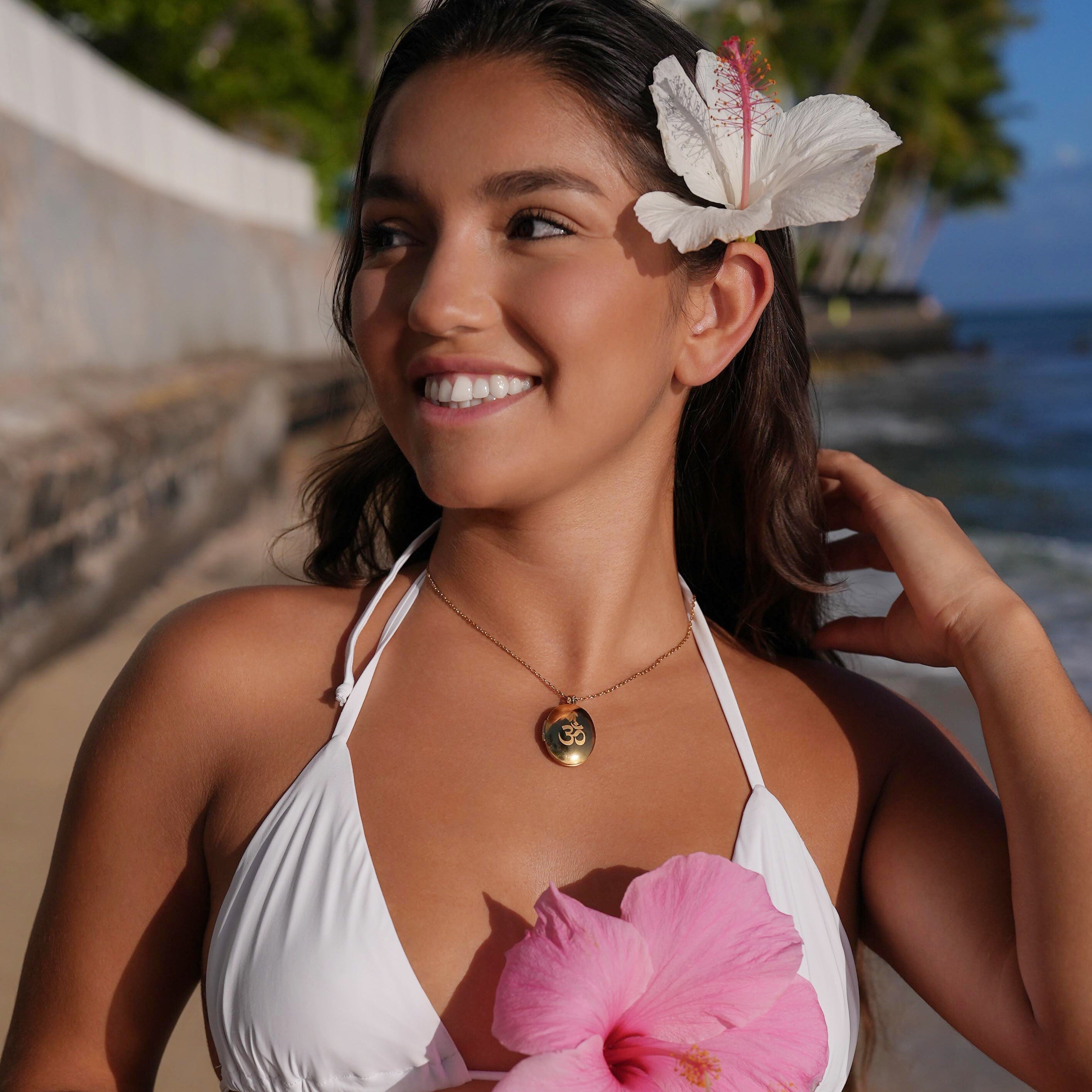 Alena – Collana dorata delicata con accento floreale