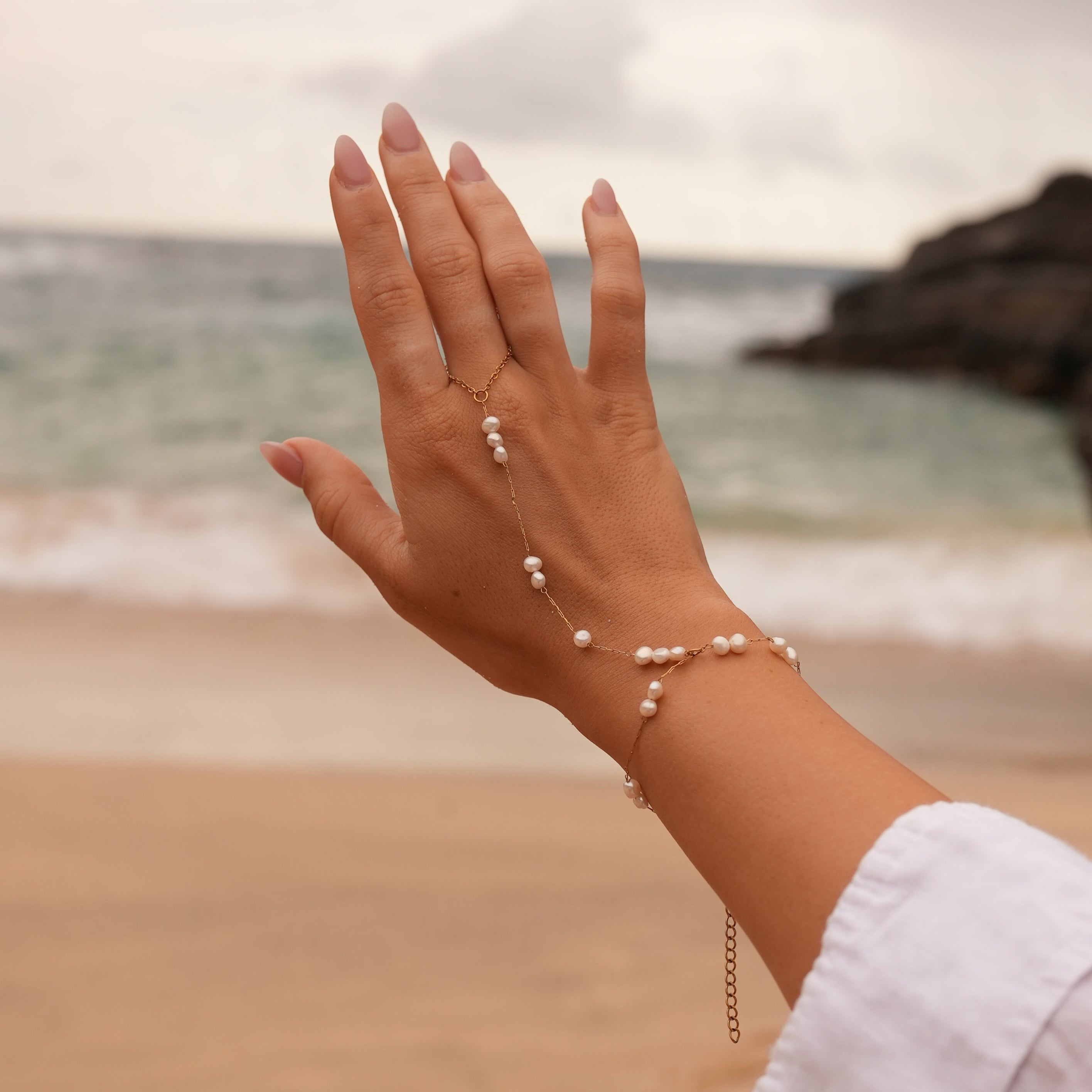 Nora – Catenina dorata delicata con pendente rotondo