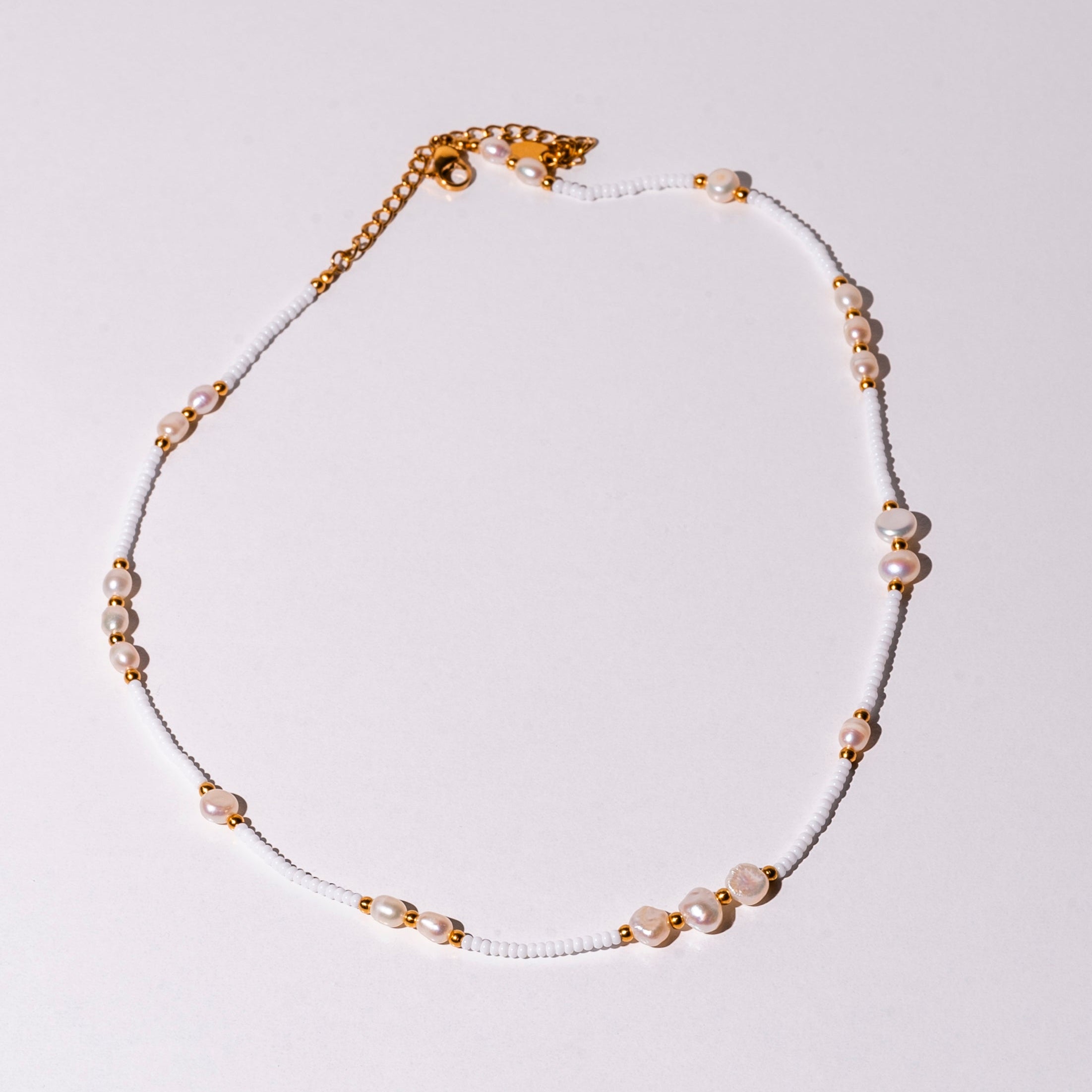 Helena – Collana dorata con pendente rettangolare