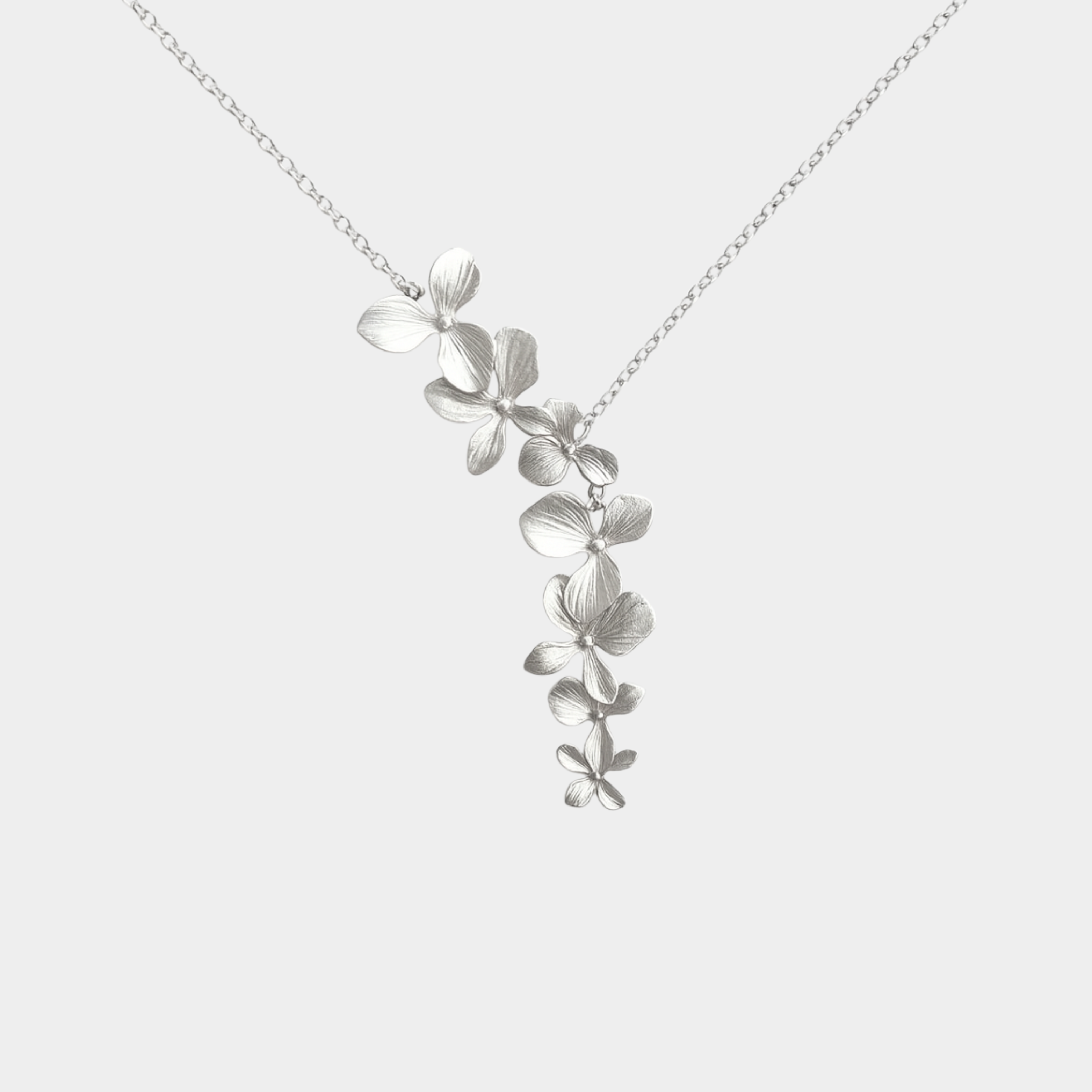 Collana dorata con design circolare discreto