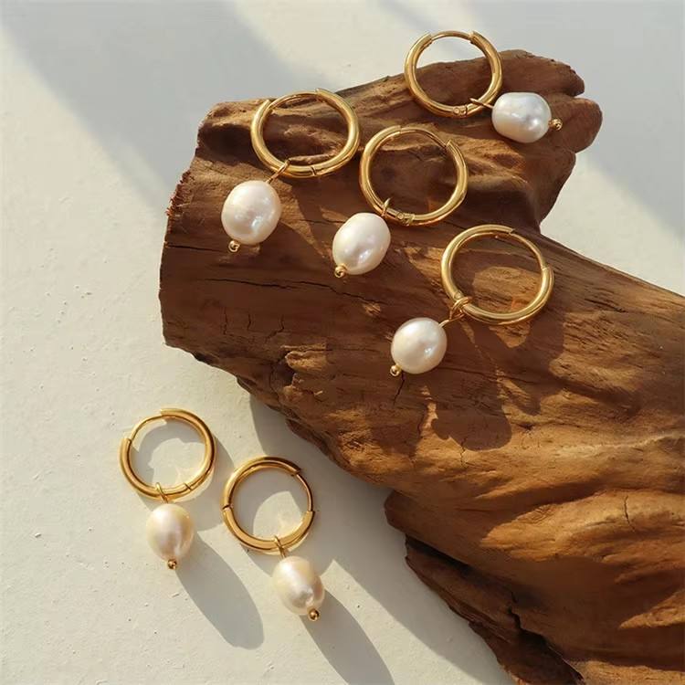 Greta-Marie – Orecchini in oro con perle pendenti.