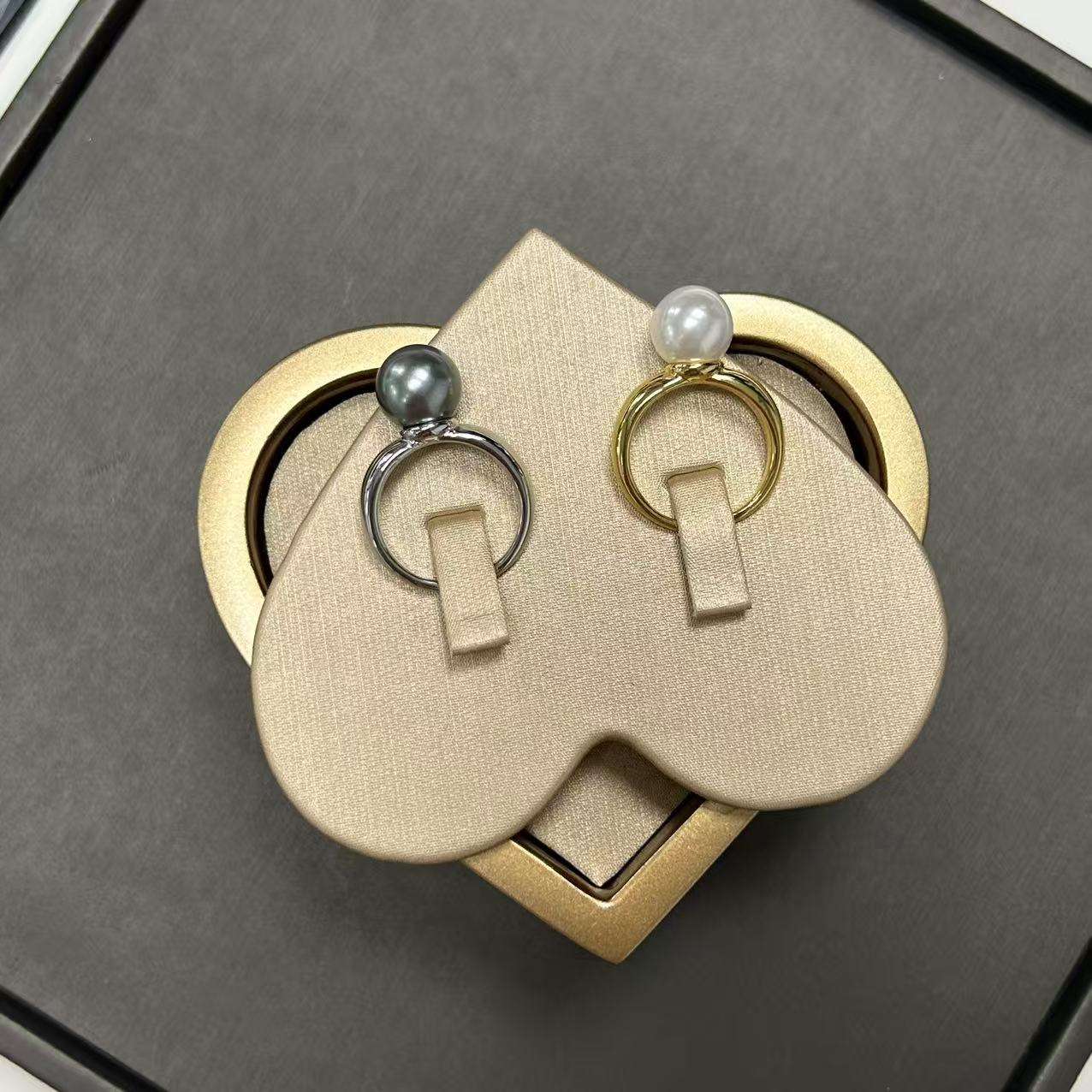 Ida – Anello placcato oro con superficie liscia e accento di perla.