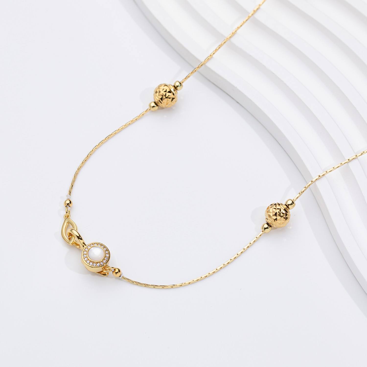 Jana – Orecchini di perle minimalisti con borchie.