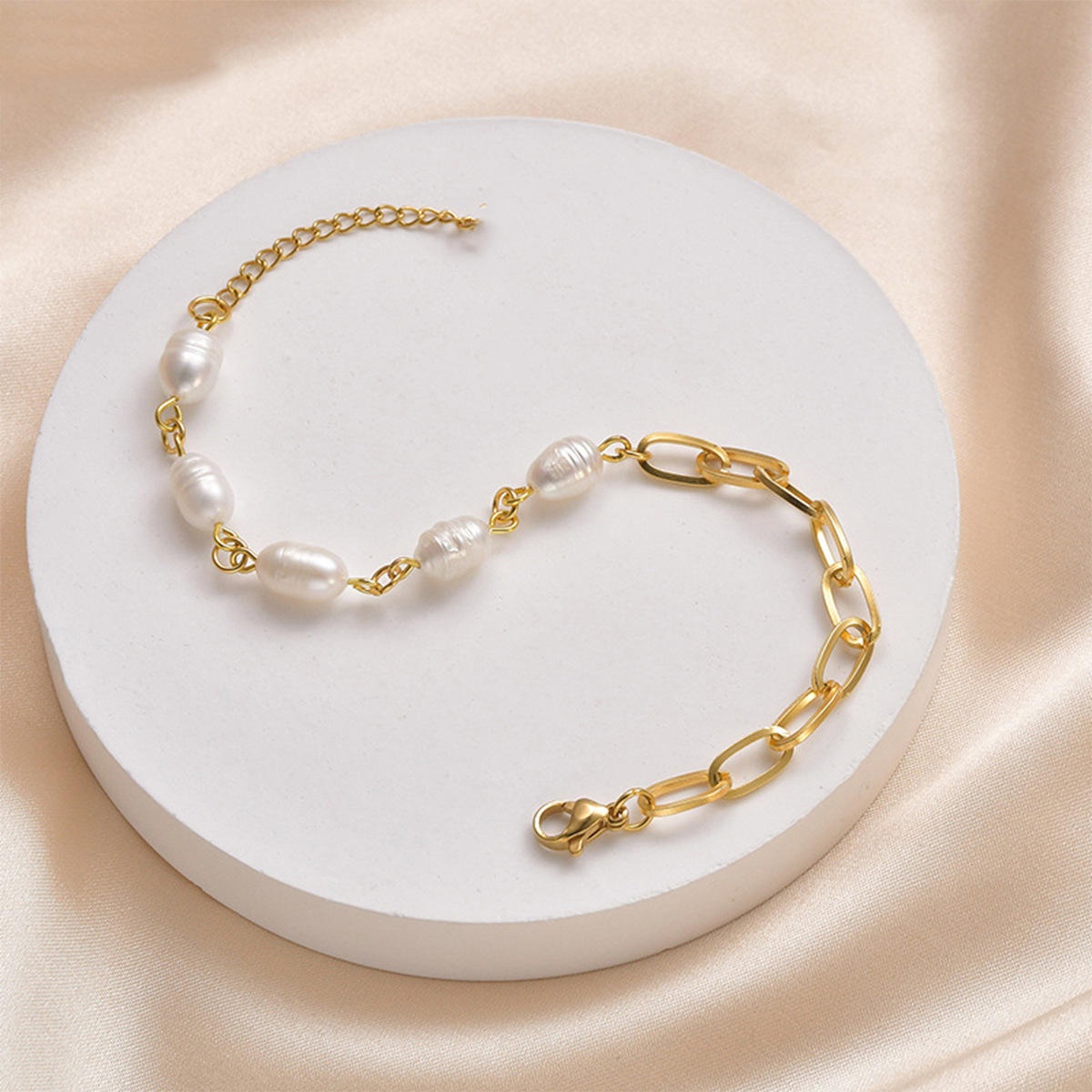 Olivia – Bracciale di perle lucide con cuore.