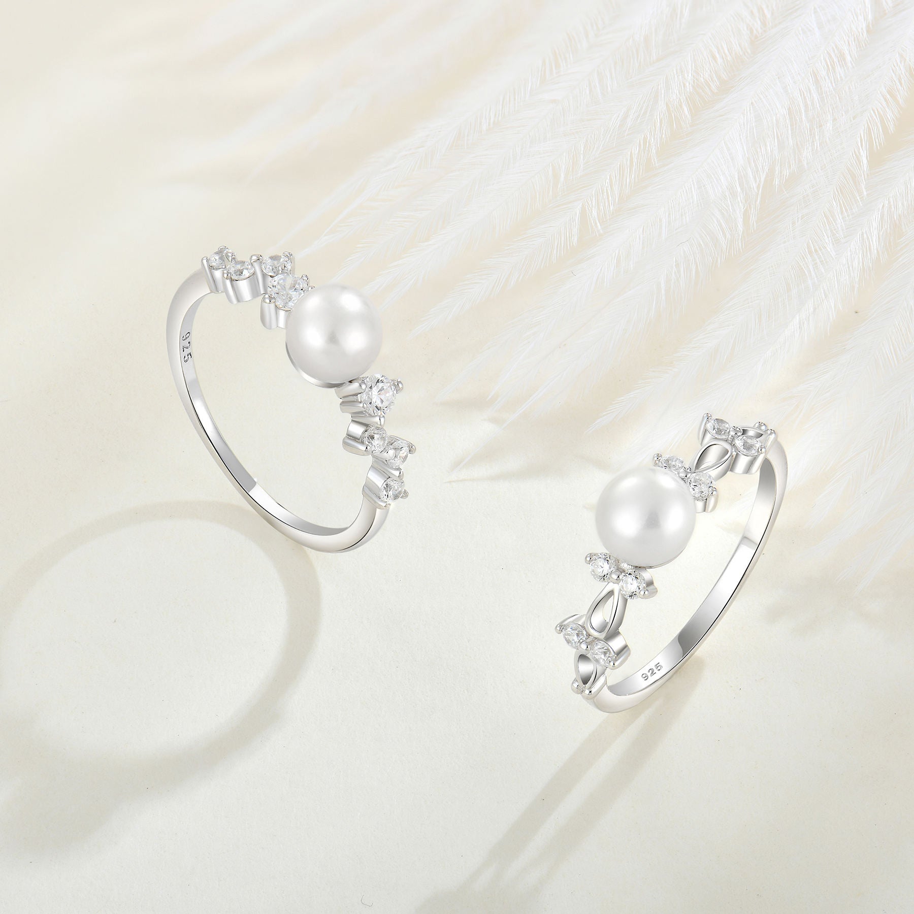 Leni – Delicati orecchini di perle con catena dorata.