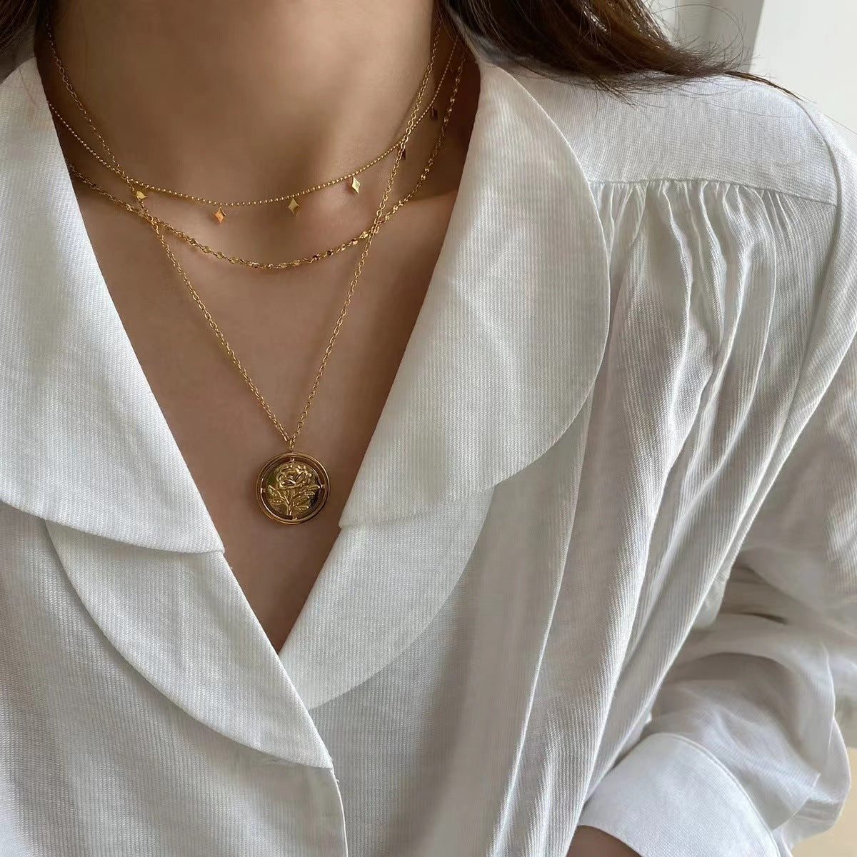 Helena – Collana dorata discreta dal fascino geometrico