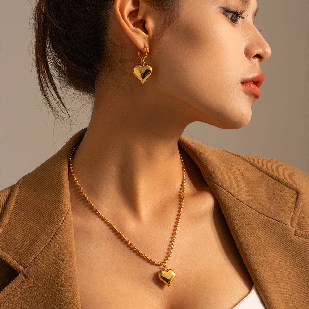 Amálie – Collana in oro con medaglione moderno.