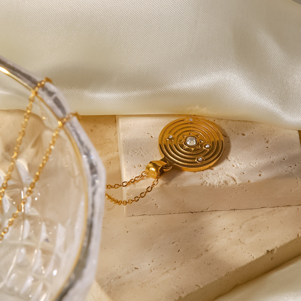 Elisabeth – Collana dorata con piccoli pendenti simbolici