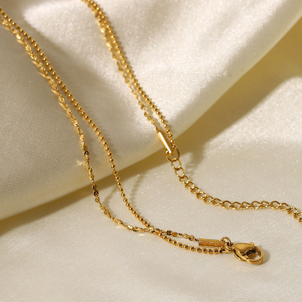 Helena – Collana discreta in oro con ciondolo geometrico.