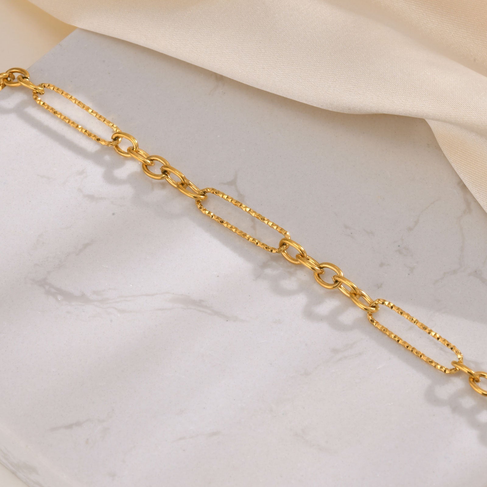 Johanka – Catena dorata dalla struttura netta