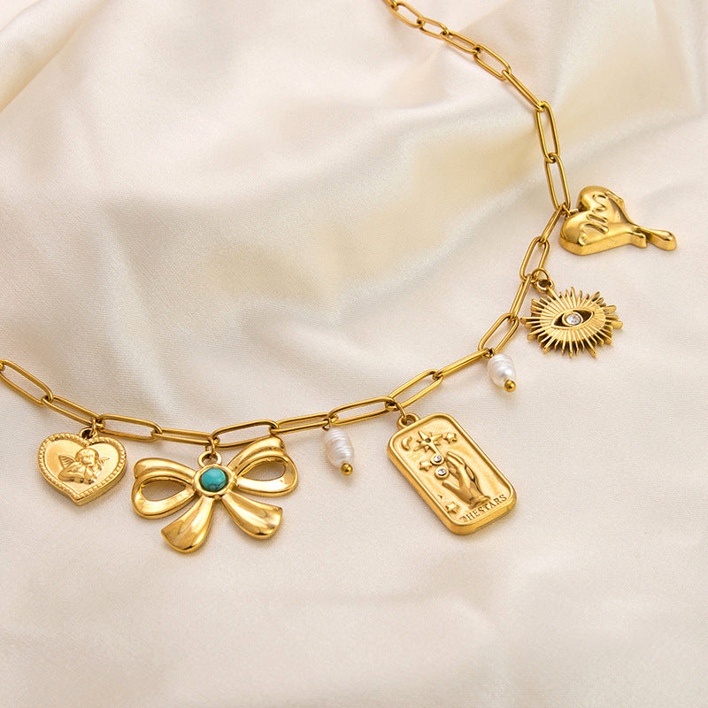 Emilie – Collana dorata delicata con piccoli pendenti