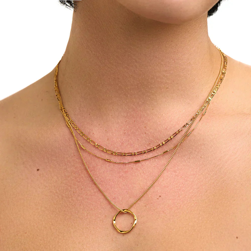 Ruth – Collana dorata con pendente strutturato