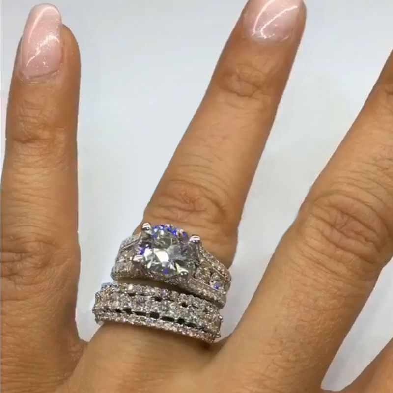 Ampio anello di diamanti con superficie scintillante.