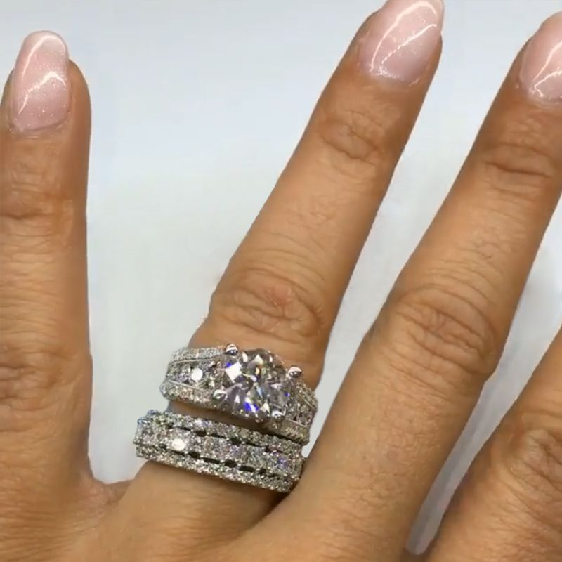 Ampio anello di diamanti con superficie scintillante.