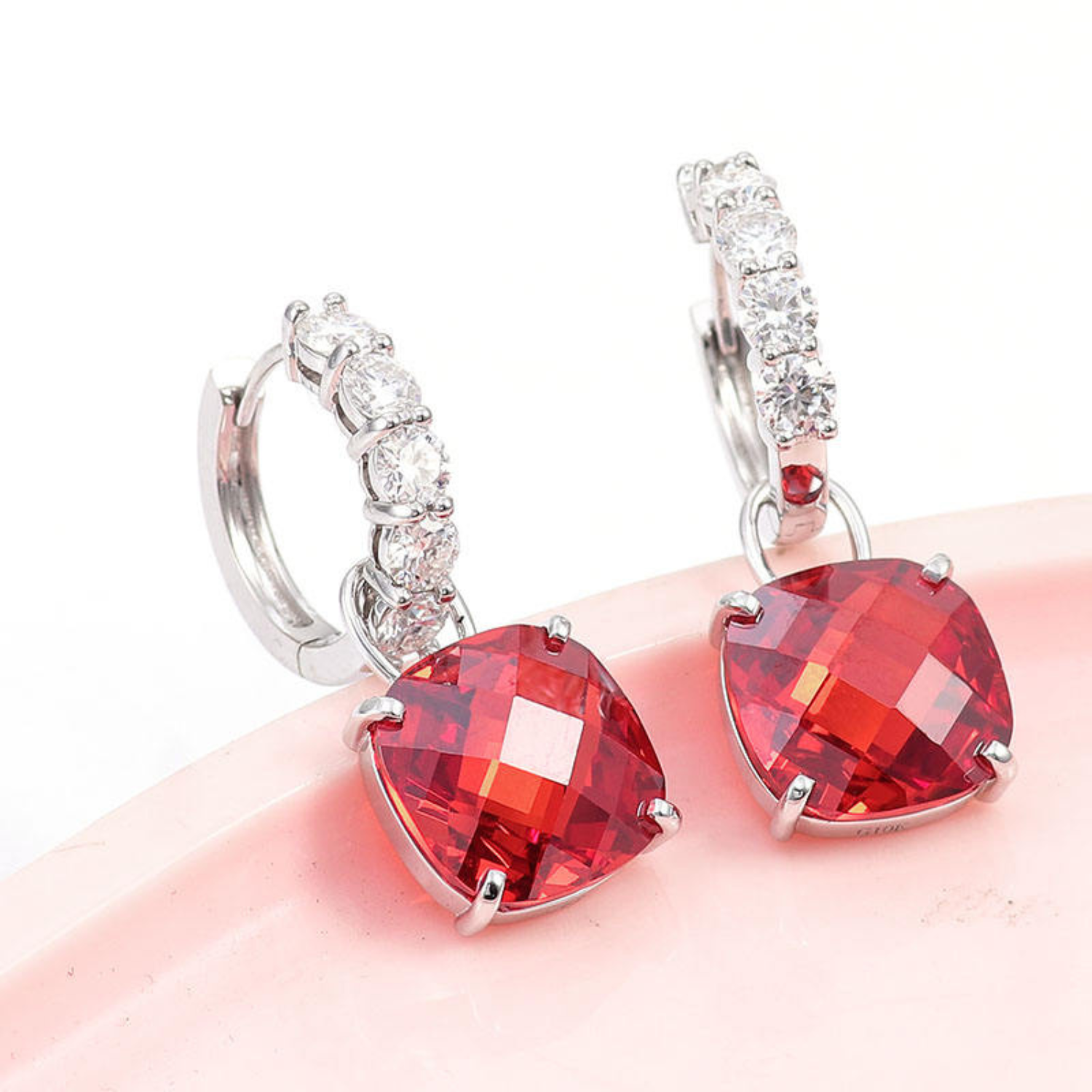 Klára-Marie – orecchini a cerchio con decorazione di rubini.