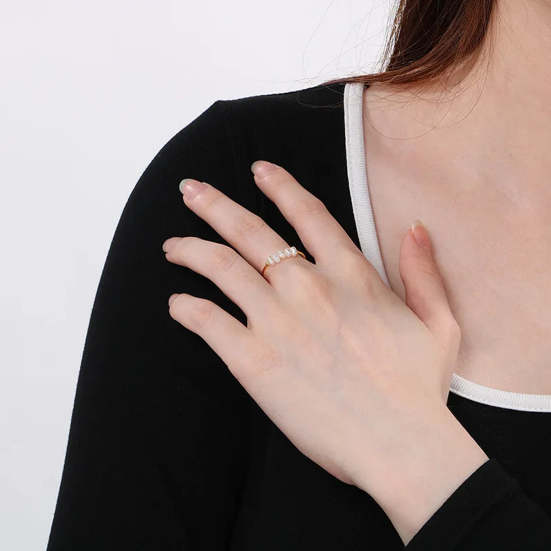 Rosalie – Orecchini pendenti in oro con perla.