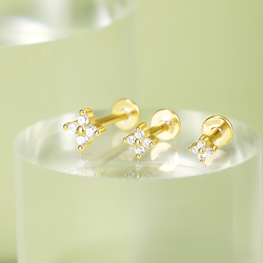 Tereza – Delicati cerchi dorati con un accento scintillante.