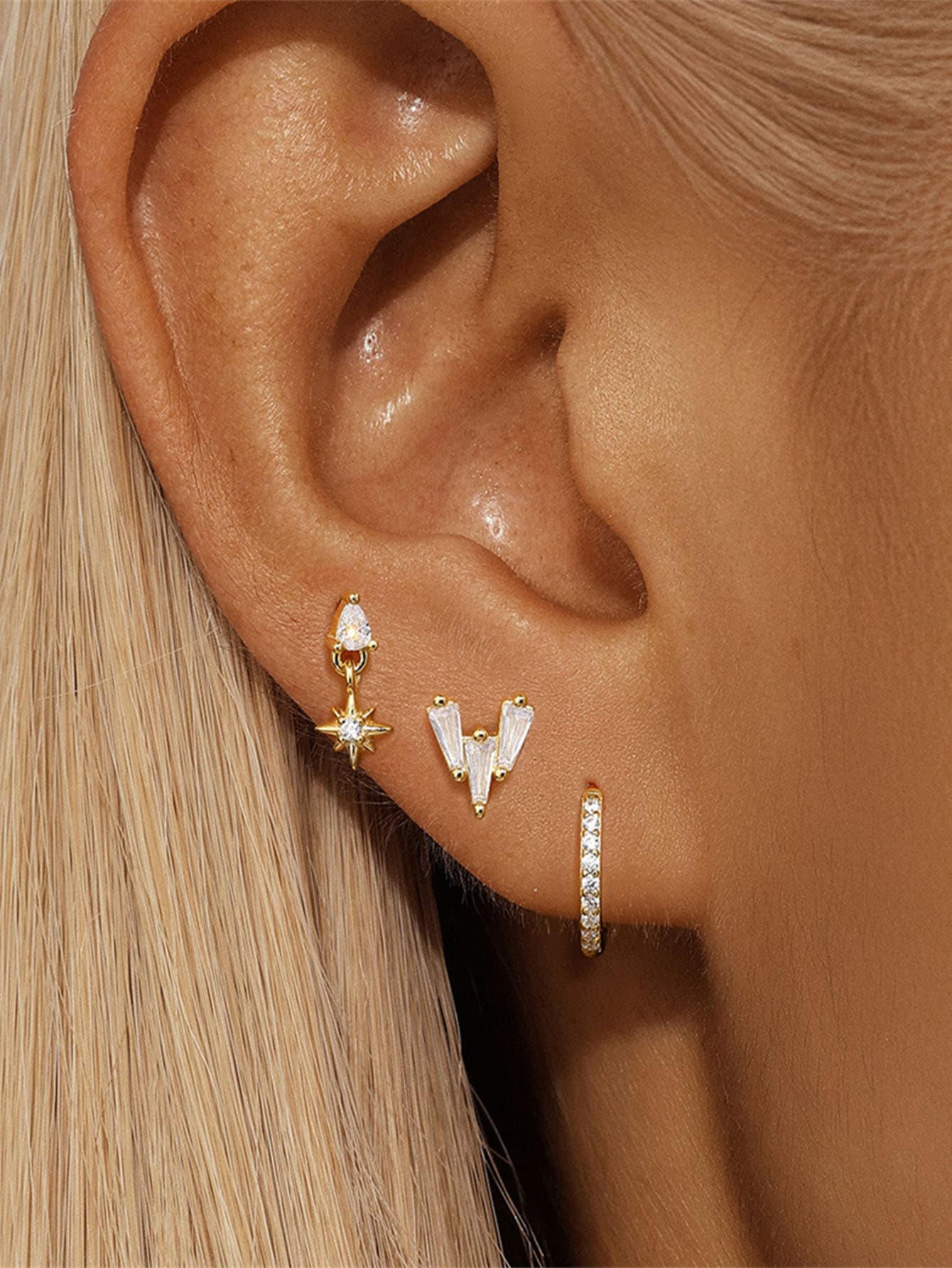 Luisa – Delicati orecchini dalla texture lucida.