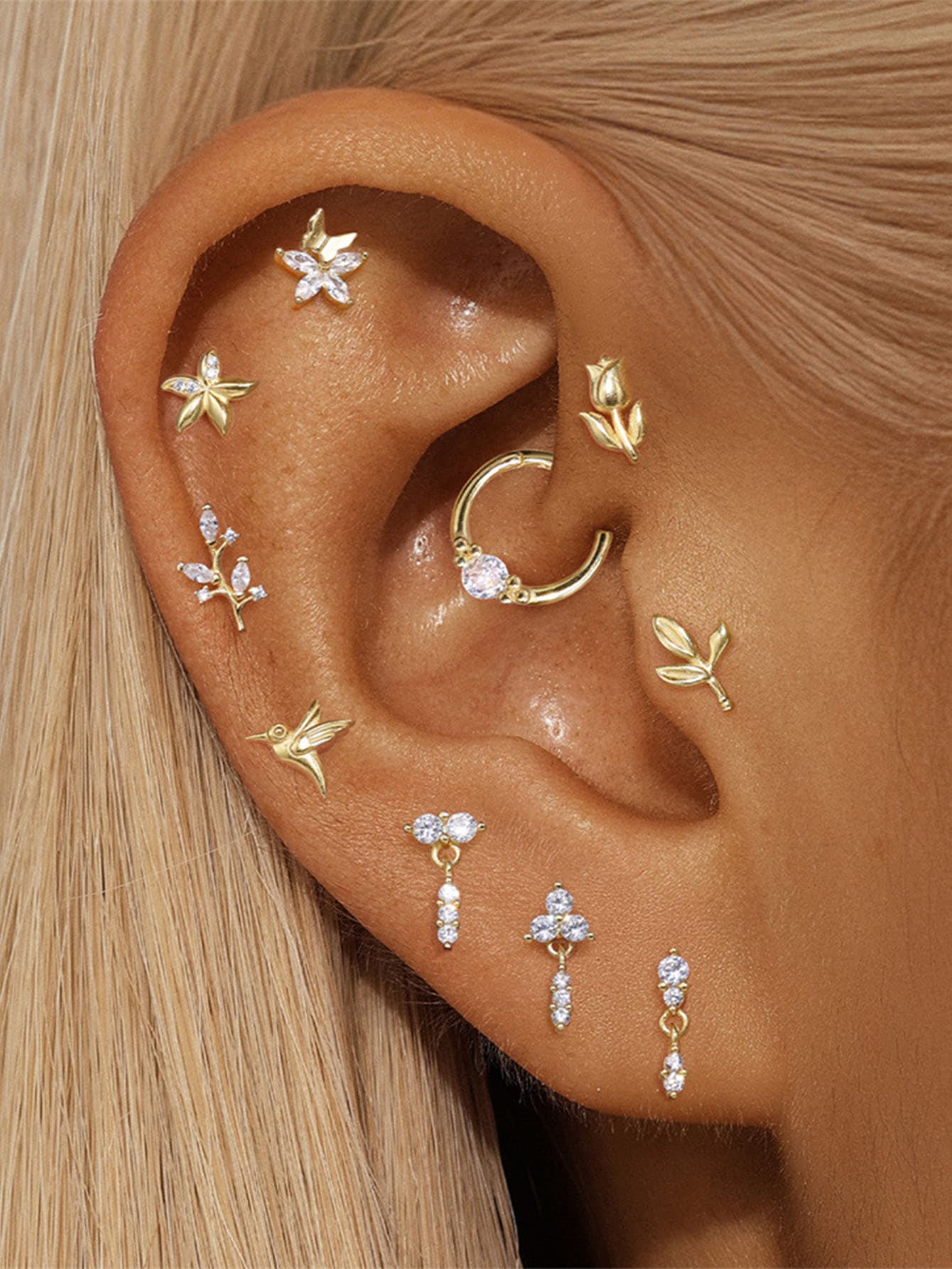 Elisa – Zlaté náušnice s geometrickým akcentem.