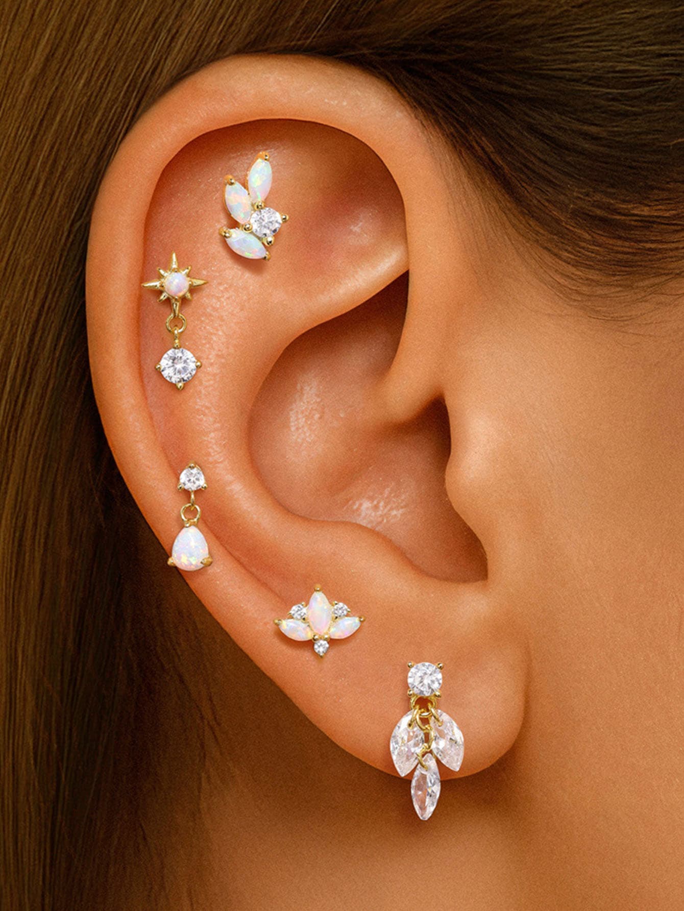 Kateřina – Delicati orecchini in oro con movimento.