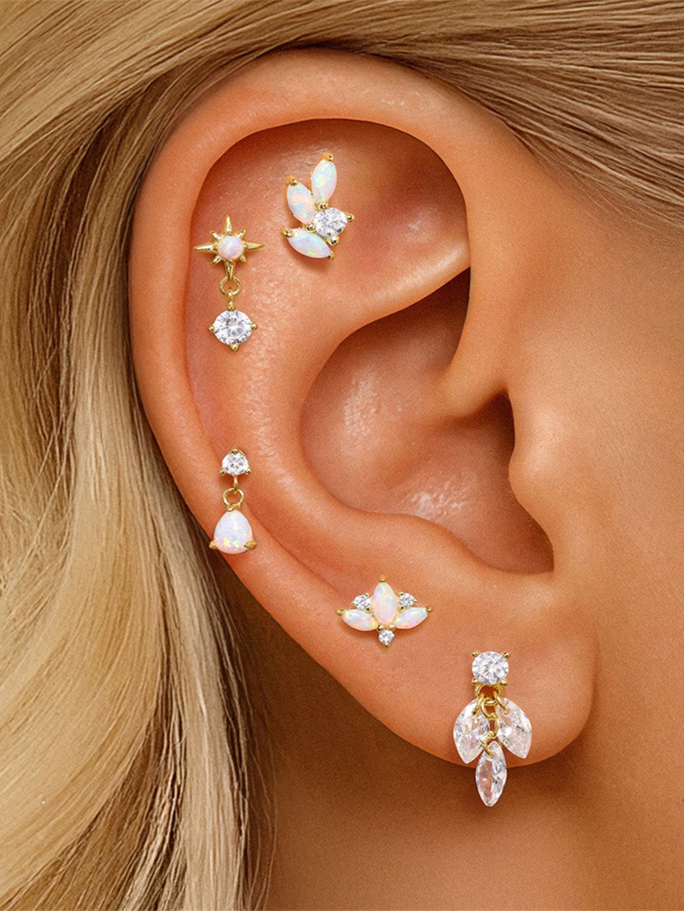 Kateřina – Delicati orecchini in oro con movimento.