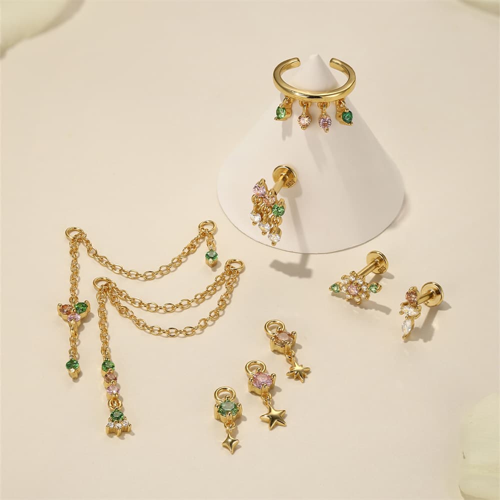 Nina – Malé zlaté náušnice s městským šarmem.