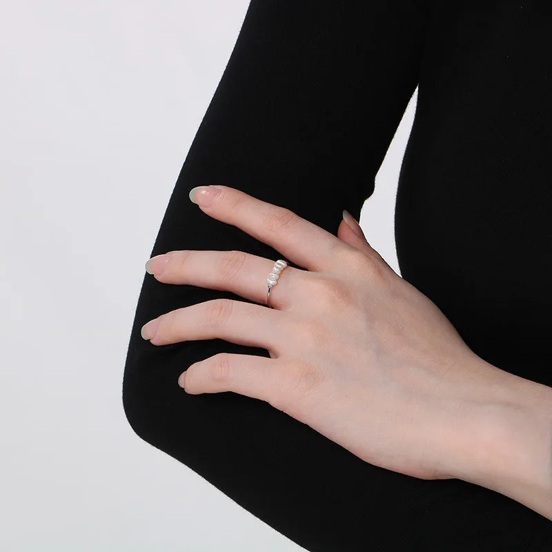 Rosalie – Orecchini pendenti in oro con perla.