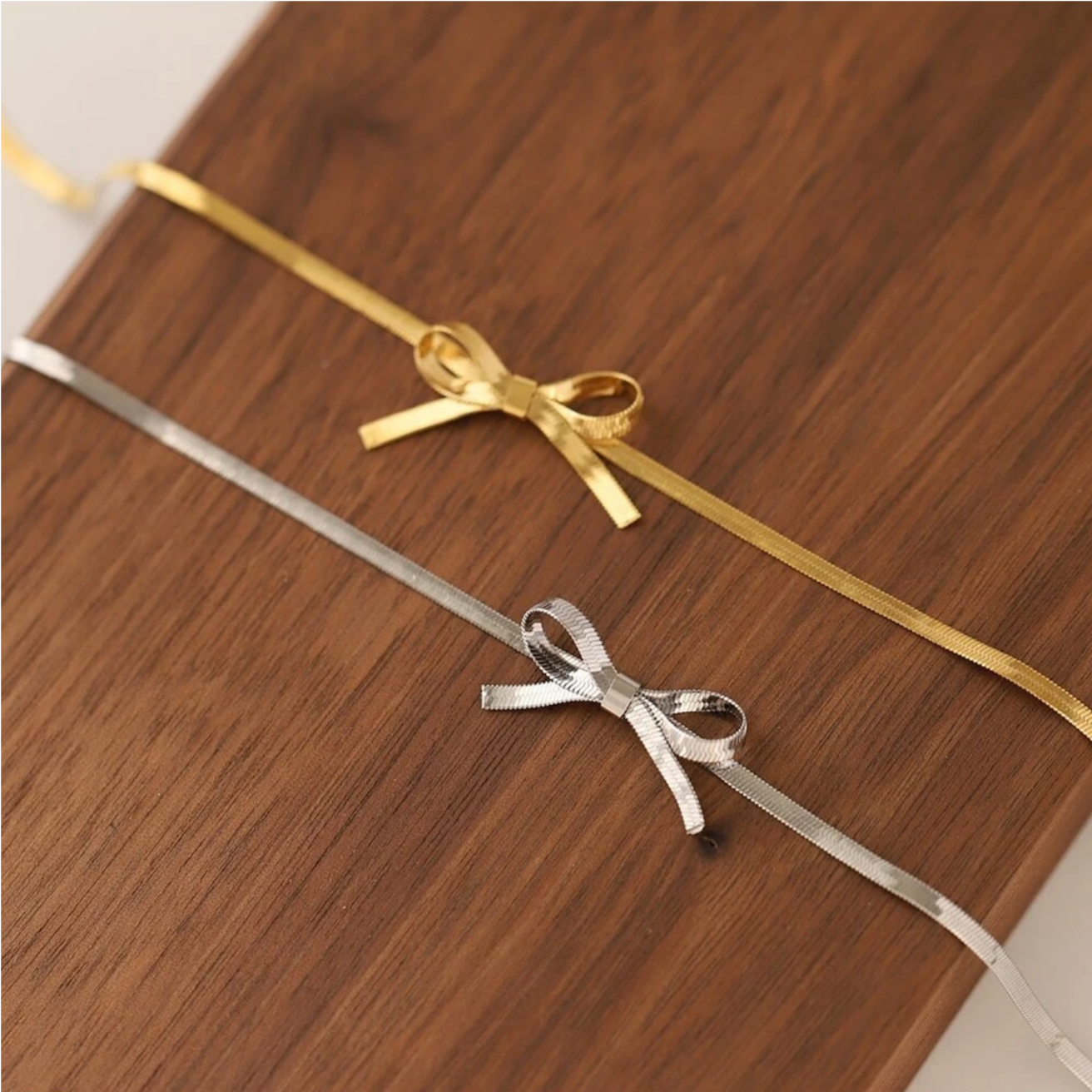 Collana dorata con pendente a forma di iniziale