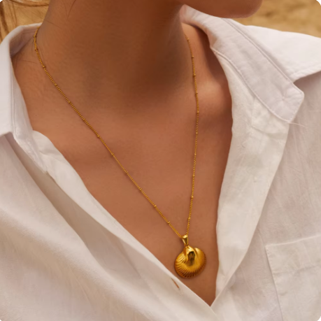 Annika – Collana dorata con pendente rotondo