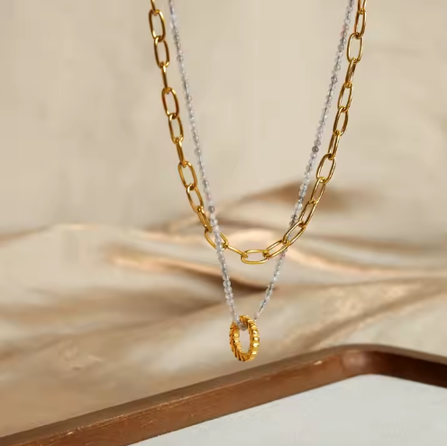 Luisa – Collana dorata a doppio strato con pendente