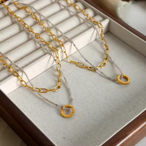 Luisa – Collana dorata a doppio strato con pendente