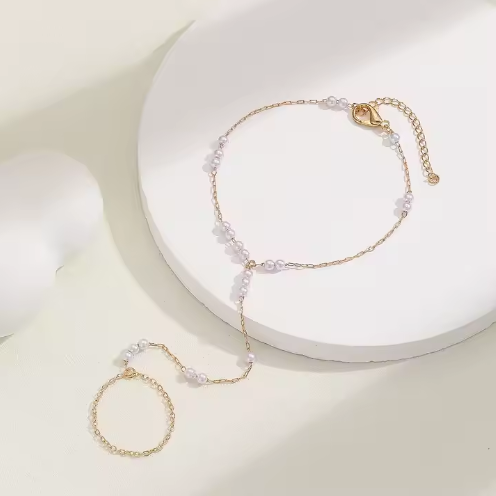 Nora – Catenina dorata delicata con pendente rotondo