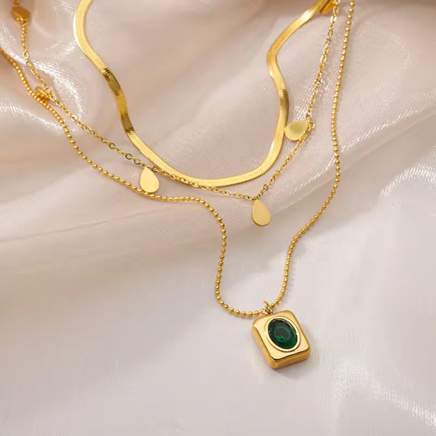 Leona – Collana di smeraldi con accenti rotondi.