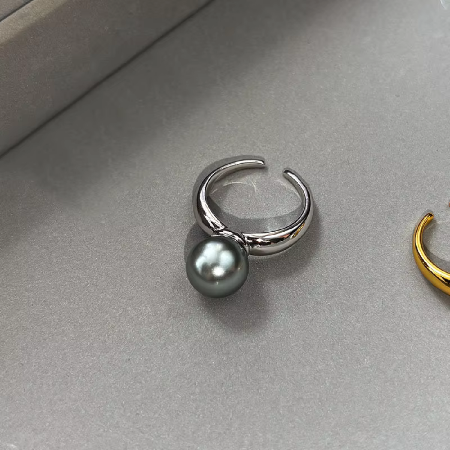 Ida – Anello placcato oro con superficie liscia e accento di perla.