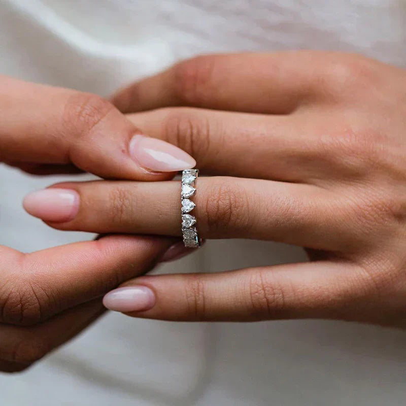 Fiona – Un anello di diamanti con un delicato bordo lucido.